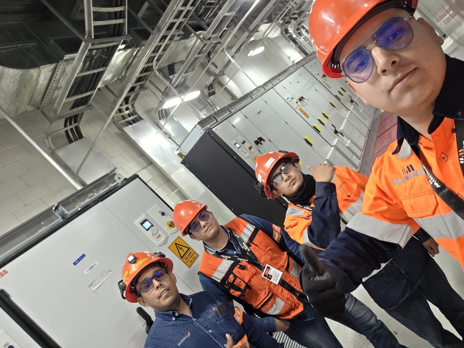 Equipo de trabajo UM MINING en obra